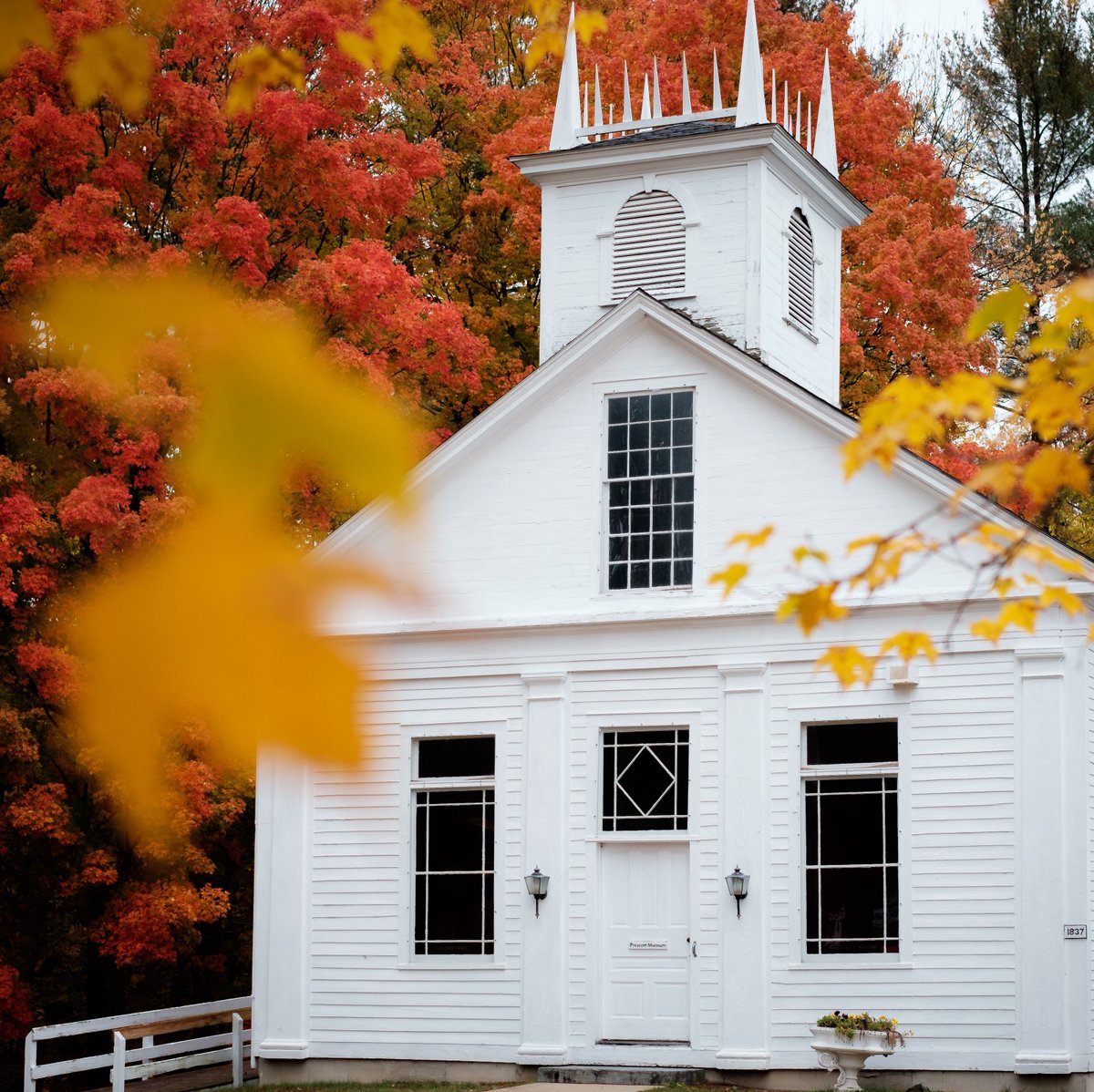 CostSaverTours's tweet photo. 🇺🇸 🍁 TRIP OF THE WEEK 🍁 🇺🇸 
 
It’s the first day of autumn, and that means FALL FOLIAGE  🍁 ✨  

There’s no better place to peep those autumn leaves than in American’s northeast, so let us take you on our #CSFallColors of New England tour 🍂 🌻 👉 https://t.co/QOhgzYSYil https://t.co/aXFlv1mah6