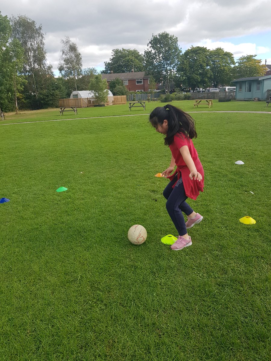 HMillSchool's tweet photo. Football skills and 2 mini matches during Team 6's P.E. lesson today โฝ๏ธ #skills #awesometeamwork https://t.co/iA3YDAbIr2