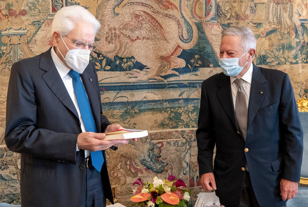 edizionimulino's tweet photo. Il Presidente della Repubblica ha ricevuto al @Quirinale Paolo Cacace, autore di "Come muore un regime" (https://t.co/WNV2aGWYS7), Ugo Berti Arnoaldi Veli (Editor di Storia e Vicepresidente della Biblioteca del Mulino) e @AndreaAngiolini (Direttore editoriale del Mulino). https://t.co/gfRc2e2I14