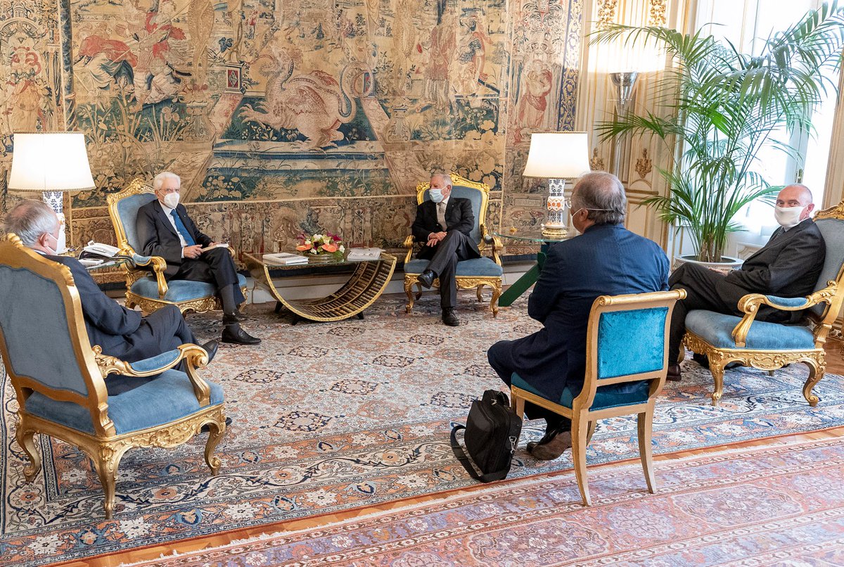 edizionimulino's tweet photo. Il Presidente della Repubblica ha ricevuto al @Quirinale Paolo Cacace, autore di "Come muore un regime" (https://t.co/WNV2aGWYS7), Ugo Berti Arnoaldi Veli (Editor di Storia e Vicepresidente della Biblioteca del Mulino) e @AndreaAngiolini (Direttore editoriale del Mulino). https://t.co/gfRc2e2I14