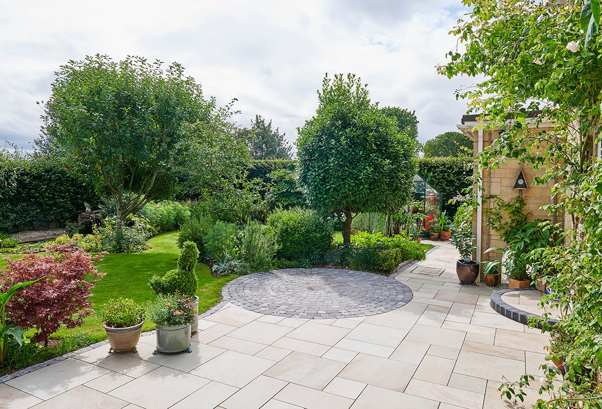 Posts_by_Brett's tweet photo. Garden goals!📸 Our Brett Approved Installer Gloucestershire Paving and Groundworks has created an outside space full of character using our Eden Sandstone Porcelain Paving &amp; Aura Block paving 😍 - Amazing work 👏 #gardendesign #landscapes #pavingcontractor #brettapproved https://t.co/ni3PjZtN1t