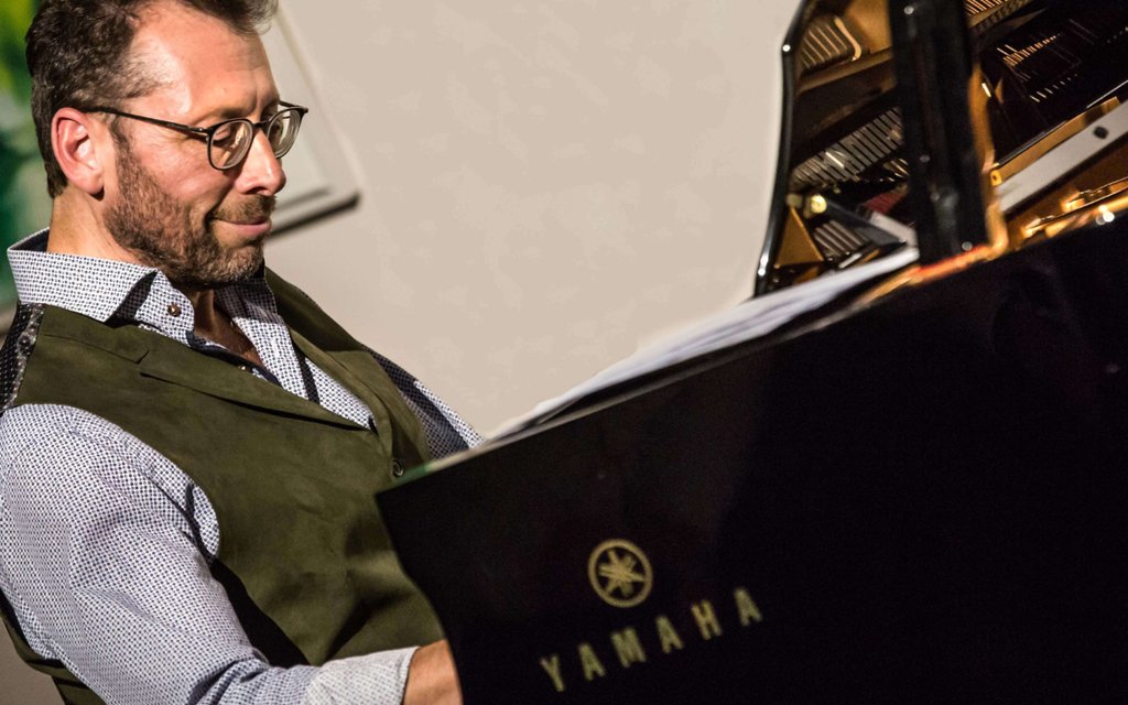 Alex Steele is a GameShift Thinking Partner. A brilliant explorer, who brings work alive. A top-class consultant and a pro jazz musician. His fusion of worlds creates so many insights into improvisation, creativity, innovation and collaboration. Read more buff.ly/3lM99wa