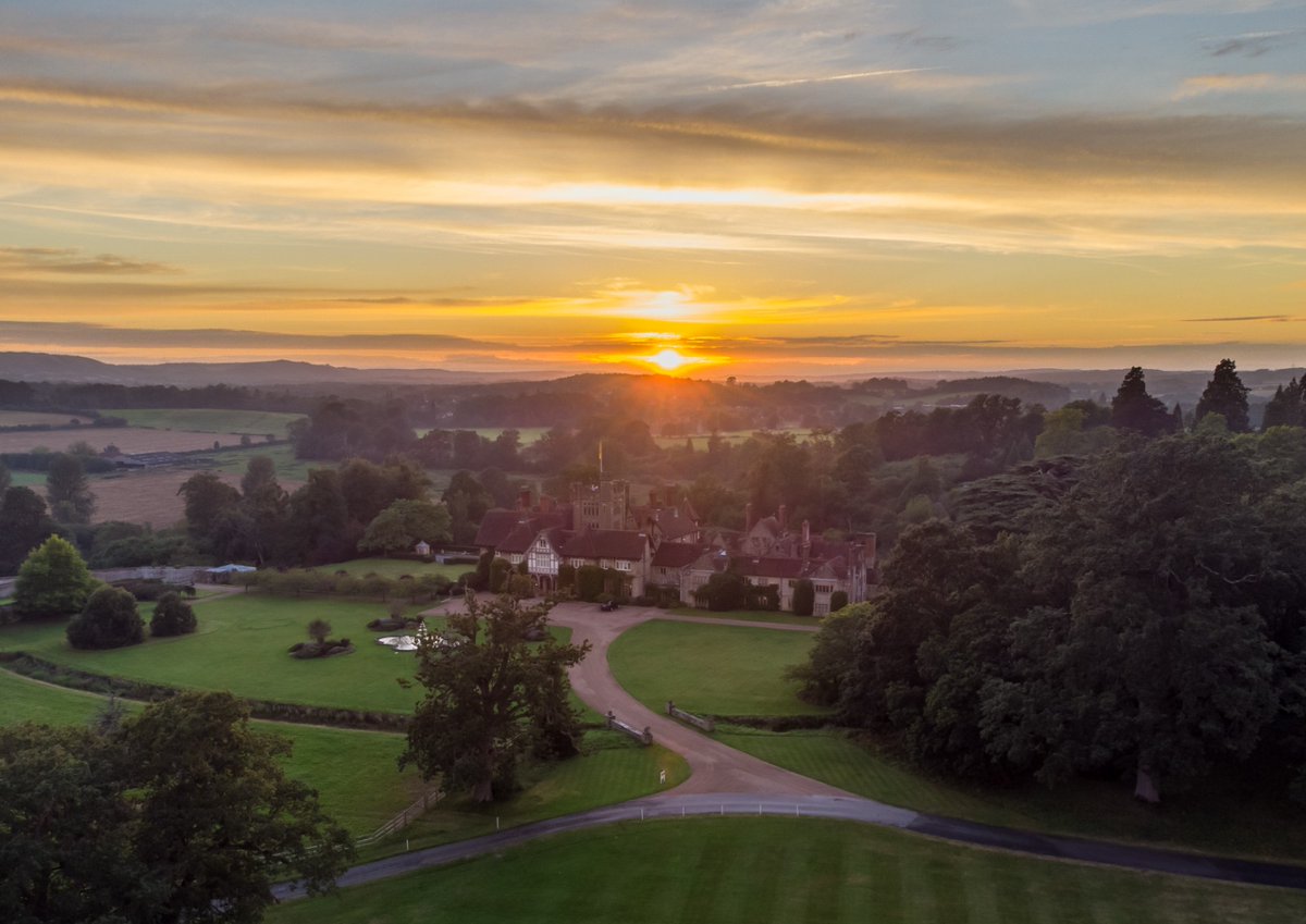 Hello autumn 🍂 Today is the September equinox which marks the first day of #autumn. Who is ready for cosy evenings and crackling fires? ​​📸 <a href="/maciukrk/">Matt</a> <a href="/CowdrayHouse/">Cowdray House</a> Find out about upcoming events at Cowdray this autumn: cowdray.co.uk/events/ #cowdray #autumn #cowdraypark