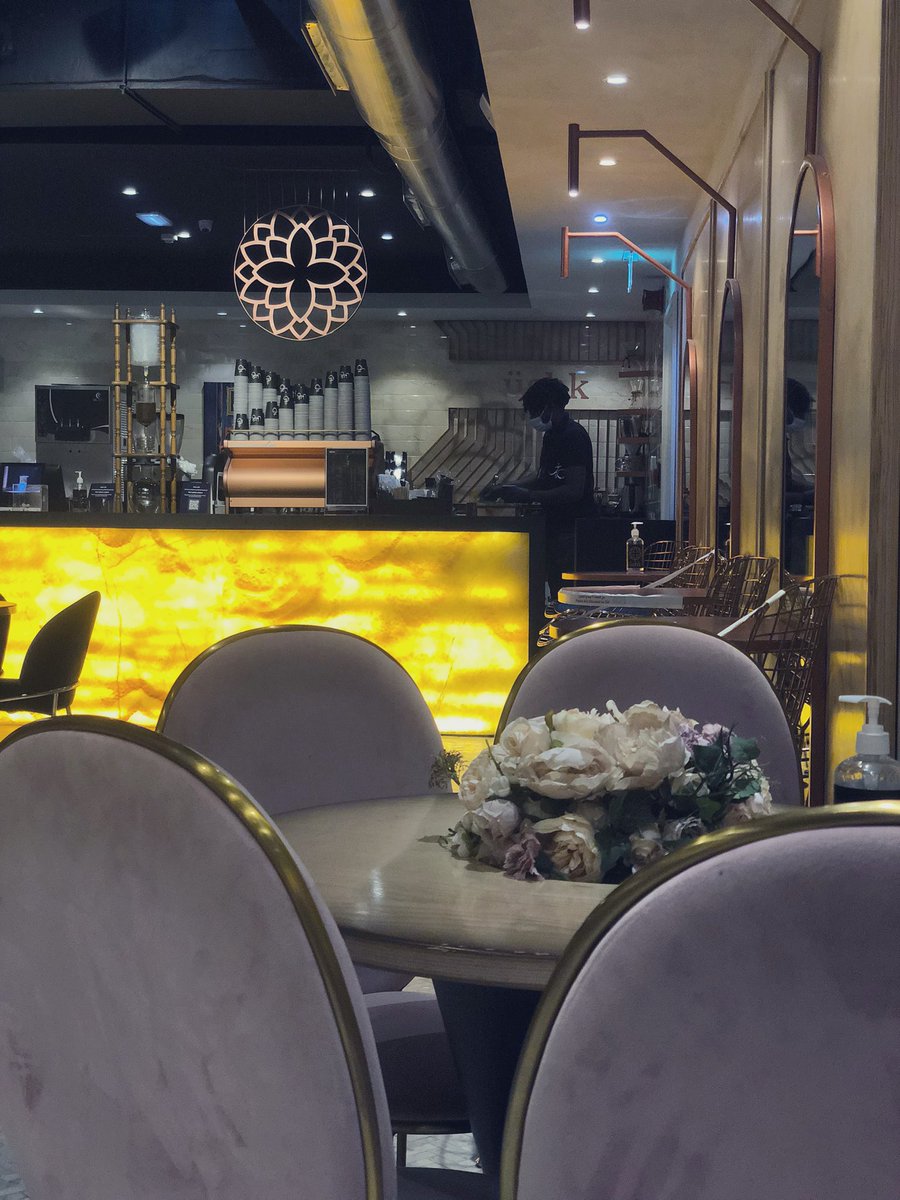 حينما تدرك أن عزيزًا يكذب، ويتساهل بالكذب، ويثق بأنك تثق بأنه لا يكذب، احتفظ به في ركن مكتبتك ككتاب قديم قرأته وانتهى.
#الاربعاء