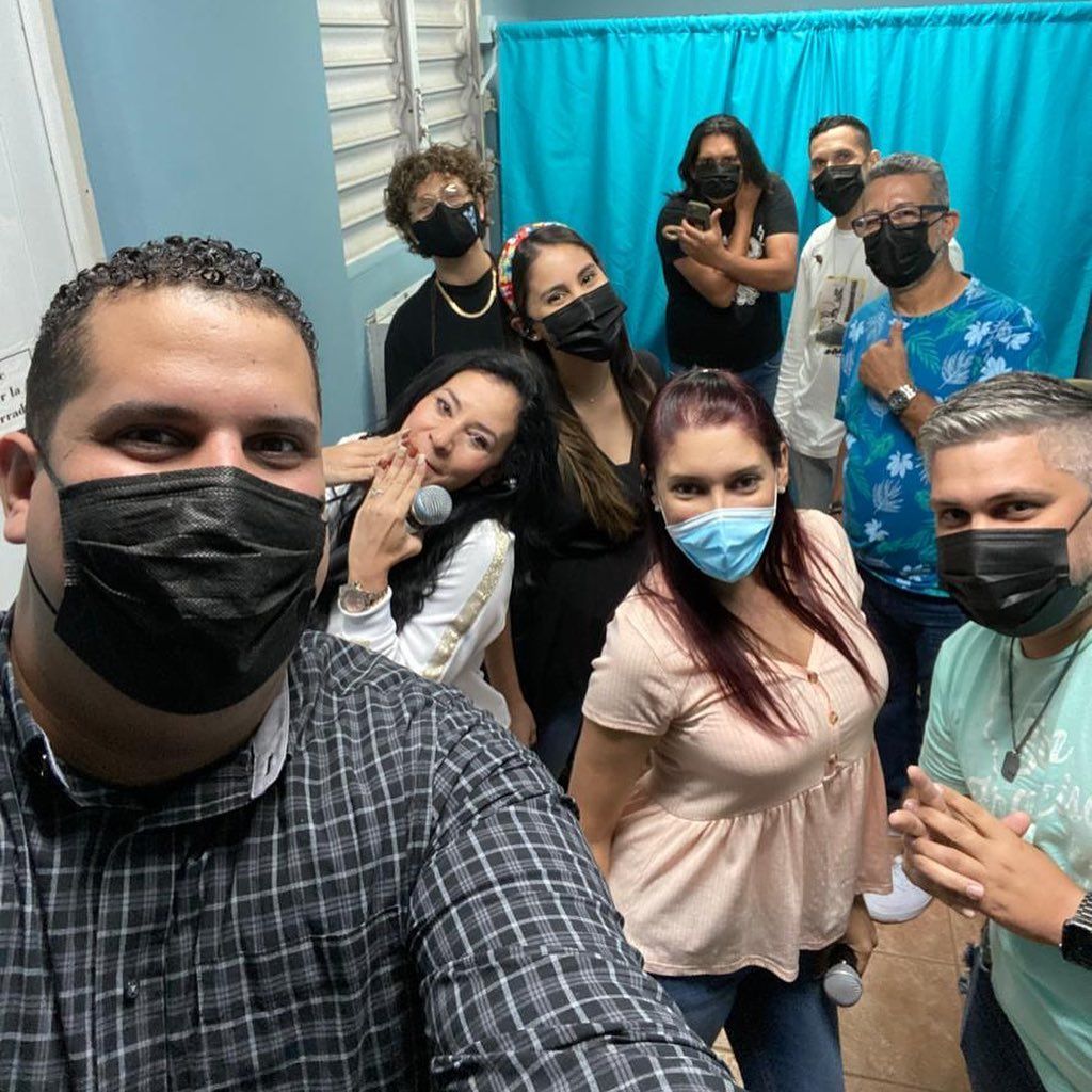 Esta es parte de la gran familia que Dios me ha concedido. Somos muy diferentes y no siempre vemos las cosas del mismo punto de vista, pero estamos aprendido a amarnos incondicionalmente. ¡Nos vemos a las 7! #SomosLaIglesia #ekklesia #cieloenlatierra #iglesiardr