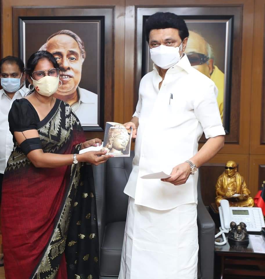 PenRekha's tweet photo. சமநீதியாம் சமூகநீதியும்
சமத்துவமும் காத்துநின்று
சமுதாய முன்னேற்றம் ஒன்றே
சுமுகமாய் மனிதம்மலர வழியென்று

பொதுவுடைமைச் சுடரேந்தி
எதுவரினும் புறங்கொடாத
புதுப்புயலாய் மேத்திங்கள்
பதுங்கிப் பாய்ந்த கோமானே!

(1/5) https://t.co/tCo1PWAH07