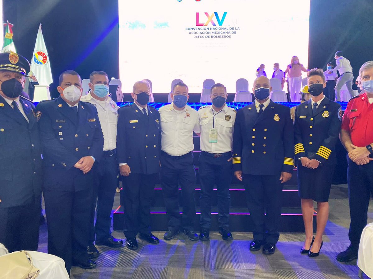 AMJB_Chiapas's tweet photo. El Director de la Asociación Mexicana de Jefes de Bomberos Cmte. Sergio Ramírez López  acompañado del Comisario y Delegado Estatal en Chiapas Cmte. Marco Antonio Sánchez Guerrero, y Jefes de Bomberos, en nuestra  LXV Convención Nacional.
#Bomberos https://t.co/6zF6Zg3QFE