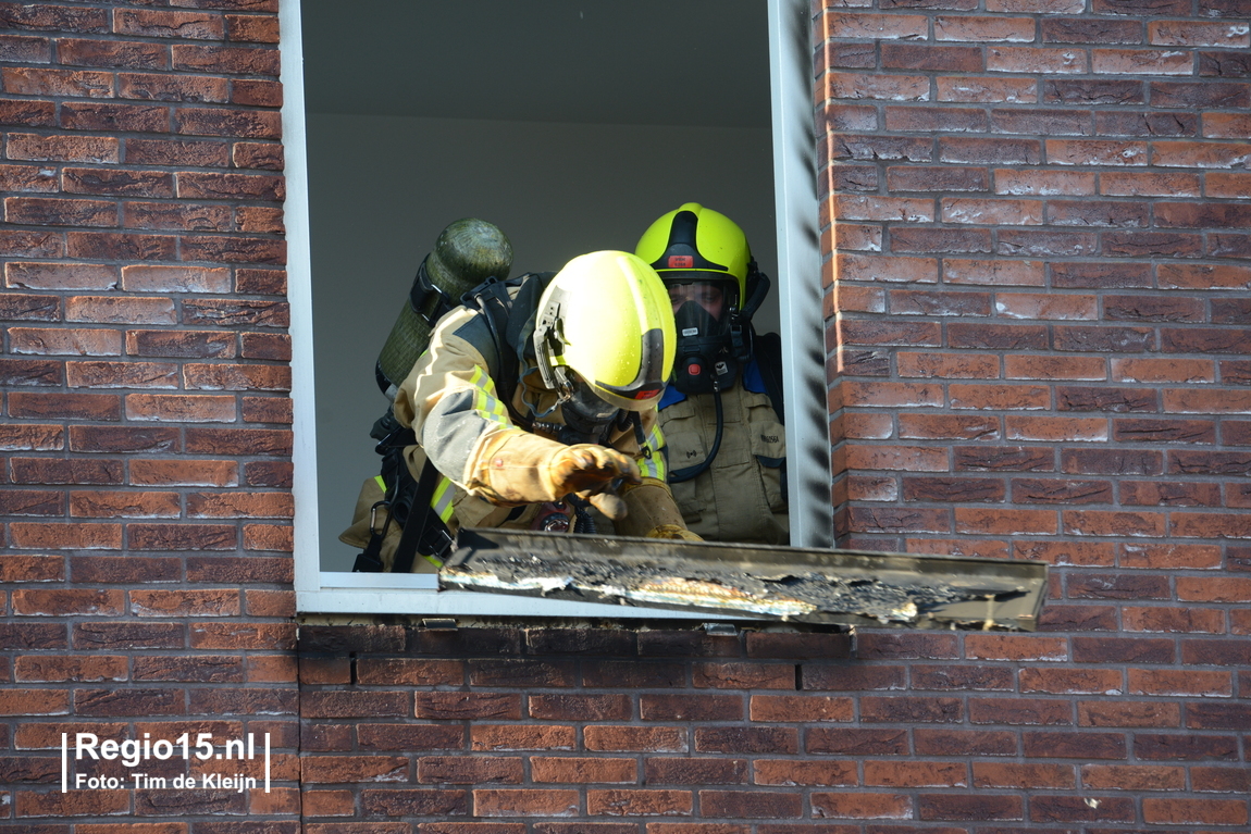 De brandweer is nog volop bezig met het bestrijden van de brand.