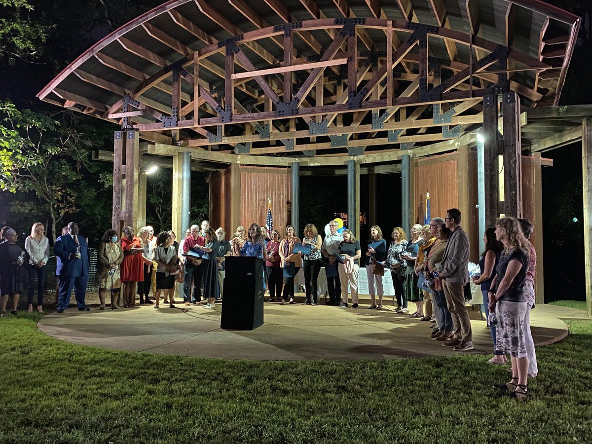 Impressive sense of community last night on the Town Green in #TownofViennaVA with Mayor Colbert recognizing the amazing number of volunteer groups in Vienna. #viennava