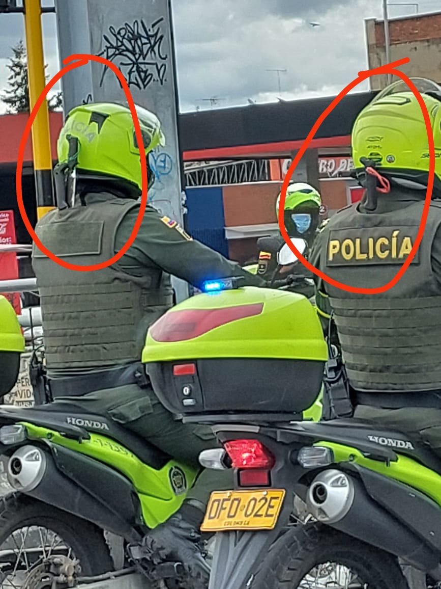 Señores <a href="/PoliciaColombia/">Policía de Colombia</a> 
Me pueden explicar que hacen estos servidores en Bogotá portando machetes de ésa manera?
