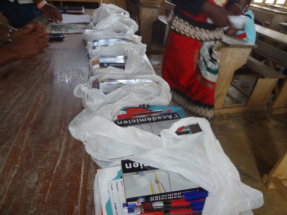 CommuneZio3's tweet photo. Le Maire de la Commune de Zio 3, @koffiAtsouDZENE, cadre d'Agbelouvé a assisté le Comité Cantonal #UNIR Agbélouvé les 20-21 septembre 2021 pour la distribution des kits scolaires aux 10 meilleurs élèves des centres d'écrit du CEPD, du BEPC et du BAC1 dans le Canton d'Agbélouvé. https://t.co/3G0ExnT38i