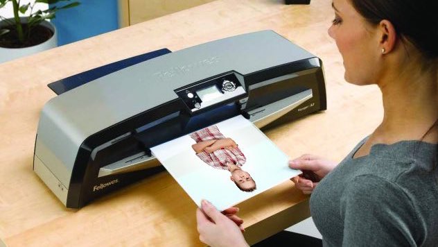 elaulatoday's tweet image. ‼️ Una profesora de Infantil plastifica por error a uno de sus alumnos.

El niño ha asumido con naturalidad su nueva vida como flashcard.