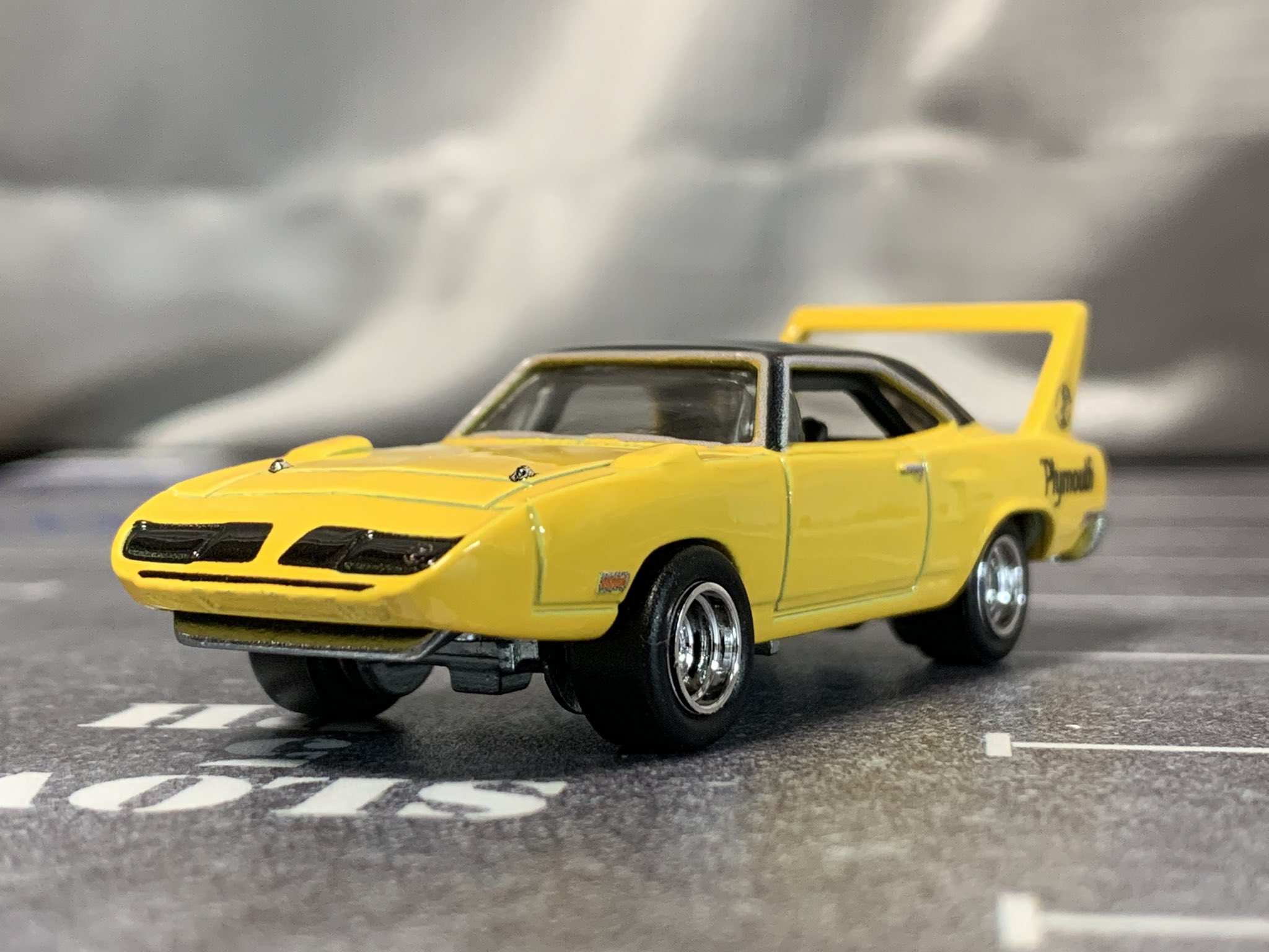 マサル ホットウィール ブールバードのプリムス スーパーバードを開封 70 ロードランナーと大好きなキャラクターのロードランナーの組み合わせなので 買わない理由はありませんでした 配色は抜群にカッコいいのですが 車高が高過ぎ なので 車高短