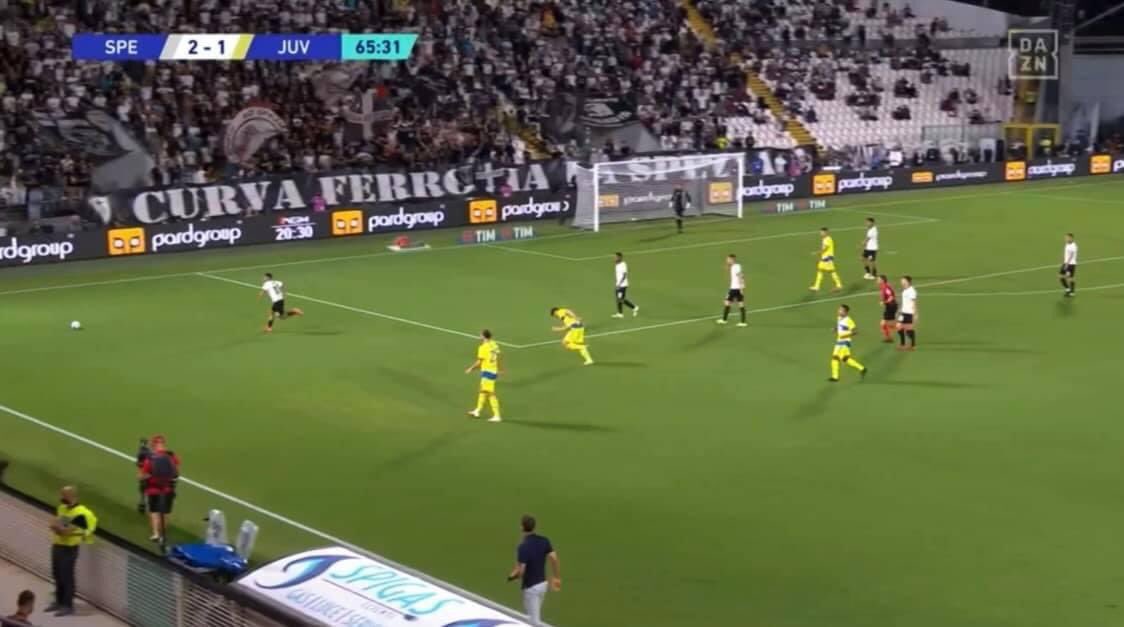 GabrieleDell13's tweet photo. La juve spiegata in due immagini! Nella prima @locamanuel73 che salva sulla linea il 3-1, mentre #Rabiot spettatore non pagante! Nella seconda @federicochiesa a testa bassa a rincorrere = 2-2 e #Rabiot che passeggia! Ci vuole cattiveria, responsabilità! #FinoAllaFine https://t.co/L0zHaAnke9