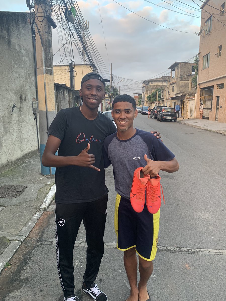 juanmello2002's tweet photo. Um dia um grande amigo meu me disse, “O pouco que eu tenho, pode ser muito pra alguém” e eu guardei isso no meu coração. Um dia alguém me abençoou, e hoje eu tive a oportunidade de abençoar alguém tmb. Podem achar algo simples mas pra mim é bastante simbólico. Obrigado Deus!🙏🏾❤️ https://t.co/5xyNjUzuqm