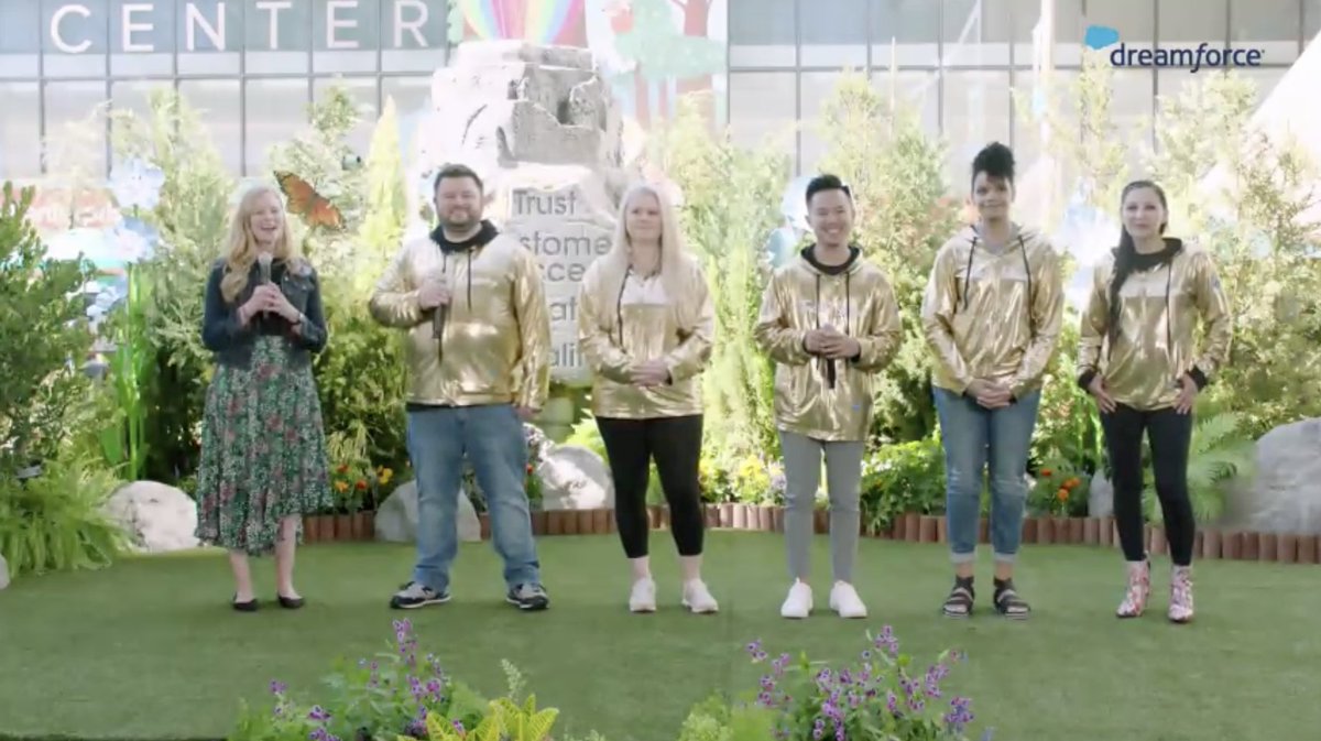 SalesforceAdmns's tweet photo. 🤩 @krislande and all five of our new #DF21 Golden Hoodie winners all together.

This is #LifeWithGoldie! https://t.co/EIxEz4a0rt