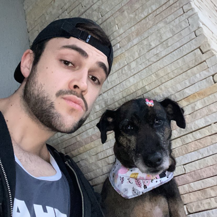 fernandemiguels's tweet image. Eu e a cachorrinha que foi abandonada aqui em casa sexta passada. A gente deu banho, tosa, água, comida, caminha e muito carinho