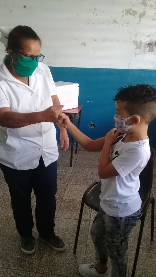 Adriana90218382's tweet photo. El pequeño #Lincom vacunado y orgulloso de su Patria, para seguir conquistando el futuro. #ACubaPonleCorazon @aylinalvarezG @lisaracorona1 @OPJMCuba @RosaM1984 @OsorioYoandrys @AristePelaes https://t.co/EQXF9hvCVb