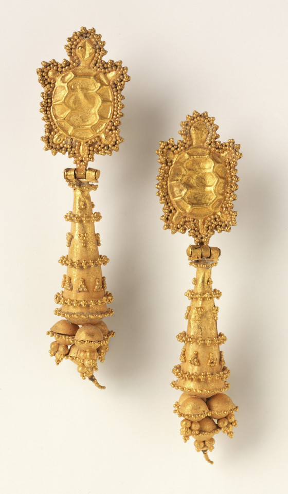 Indusland_'s tweet photo. A 2000-year-old pair of Gold Tortoise Earrings dated 1st-century AD, discovered from Taxila, Pakistan. currently in LA County Museum of Art. https://t.co/VdKlZ2XrXc