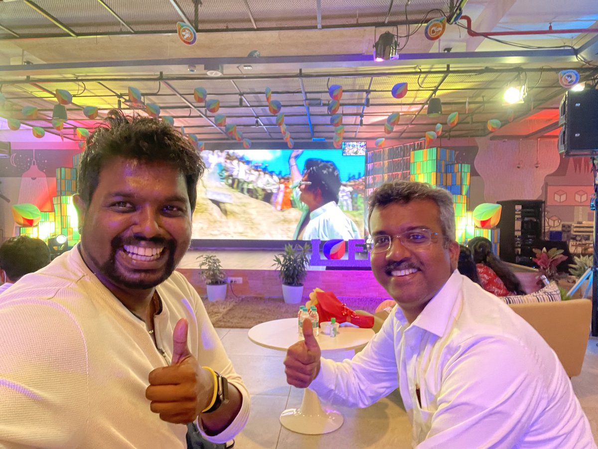 hisureshg's tweet photo. First day first show feeling. So proud to see our friend Girish achieving this feat &amp; making all entrepreneurs proud from India. Special invite VIP front row show of ⁦@mrgirish⁩ making this historic moment of Nasdaq bell Today . Proud. Podra Vediya 🔥🎉🚀⁩ 
#freshworks https://t.co/ukAMC1kYUn