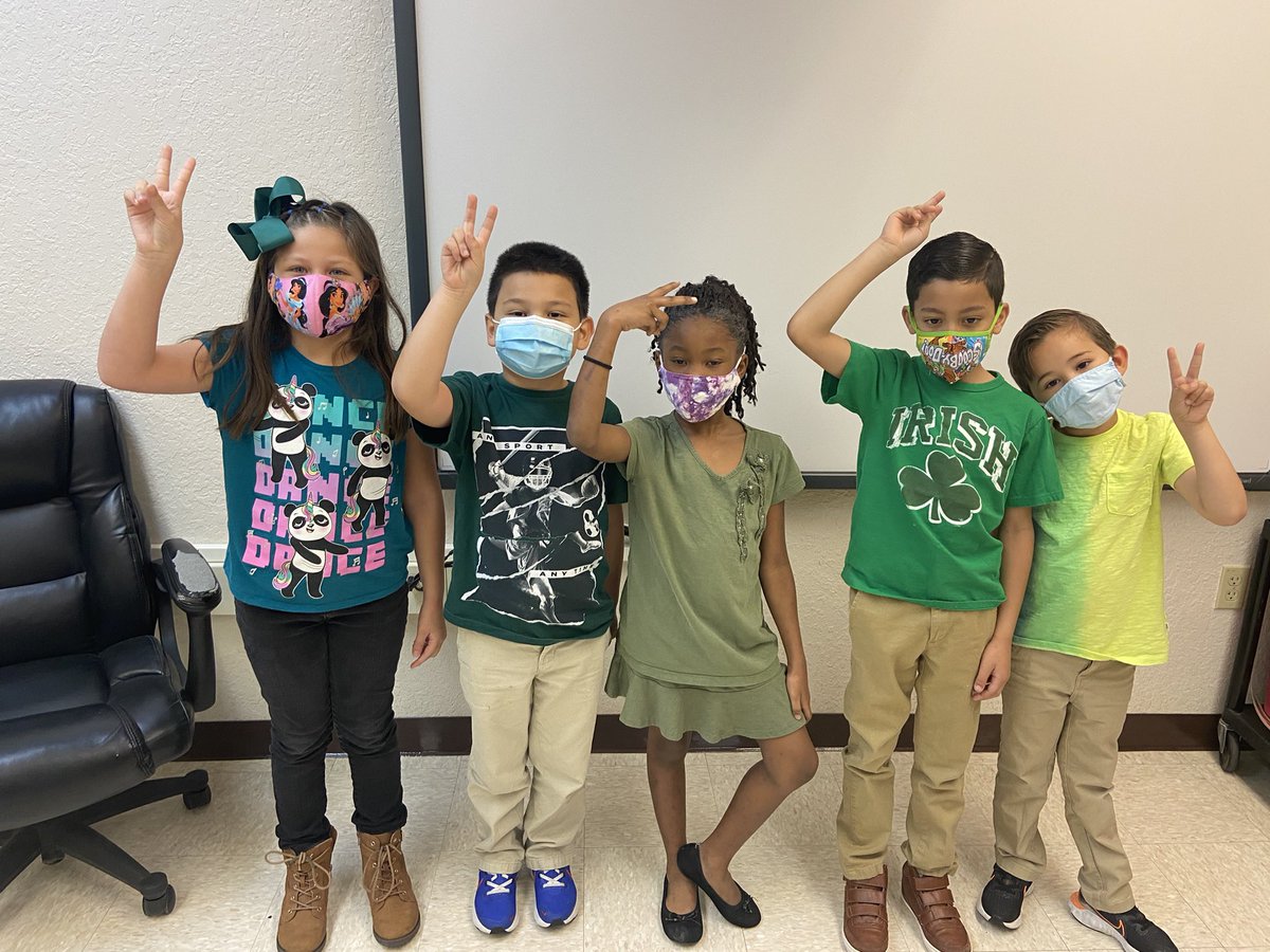 auburndale_elem's tweet photo. Small powerful actions can promote inclusion and kindness- Auburndale Wears Green on Start with Hello Week!  @stdtsvcsmdcps @sandyhook #startwith Hello https://t.co/nFRDzCOjg0