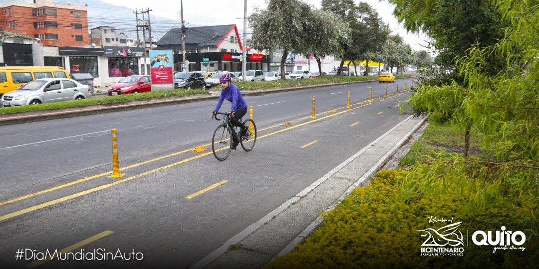 ObrasQuito's tweet photo. Trabajamos en la repotenciación de ciclovías al norte y sur de la ciudad. El uso de la bicicleta reduce el estrés y la contaminación ambiental. Anímate, pedalea por un Quito saludable y sustentable.
#DíaMundialSinAuto https://t.co/EzX0oDhcsN