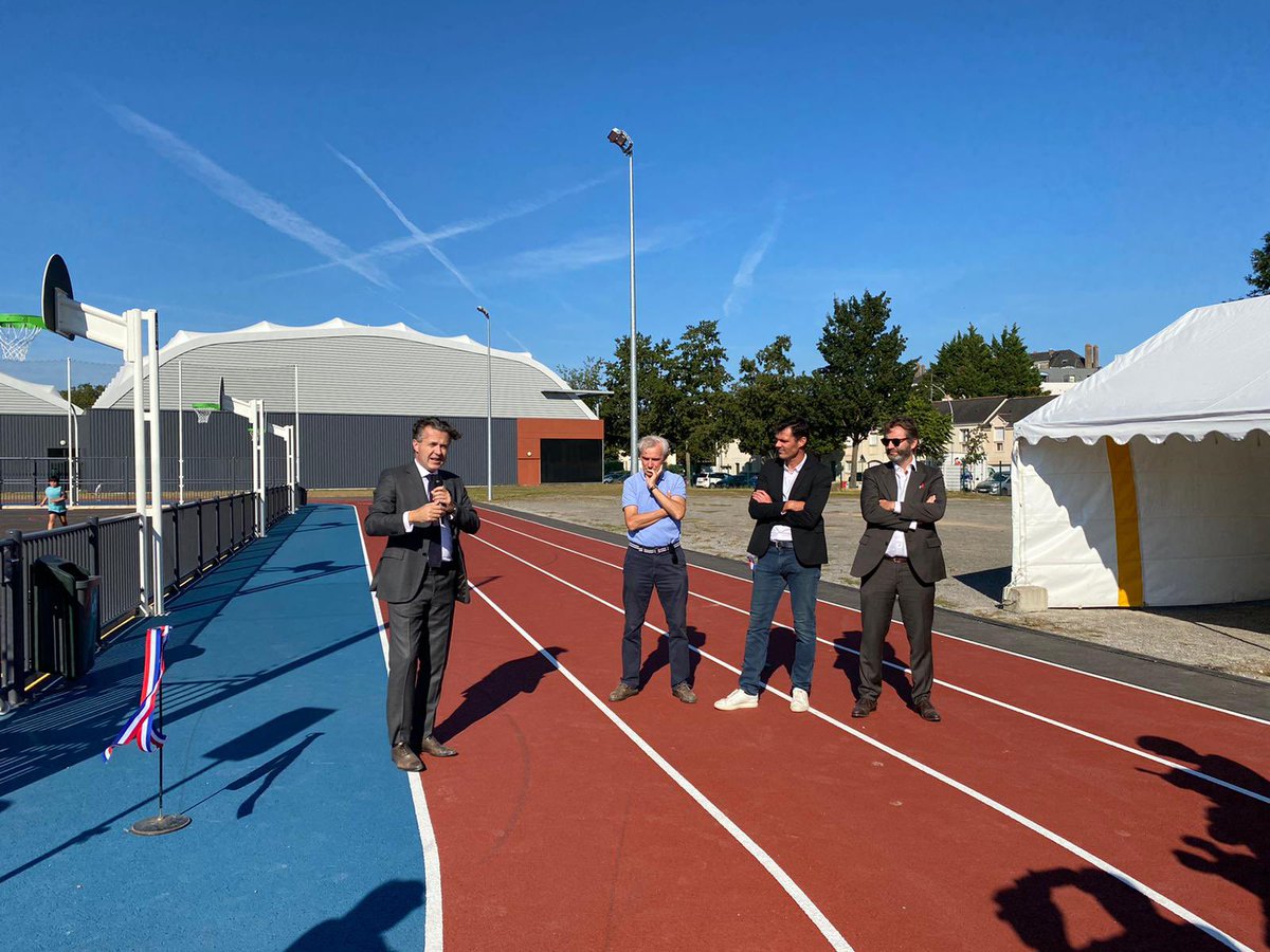 EmmanuelCapus's tweet photo. Aux côtés de @ChristopheBechu & @the30man, j’ai inauguré ce jour le plateau sportif situé au sein du parc des #sports de la #Baumette
Ce pôle multisports complète l’offre sportive pour les scolaires & renforce l’offre de pratique libre, notamment en soirée et le WE ! #SportAngers https://t.co/8HOTv0MT4t