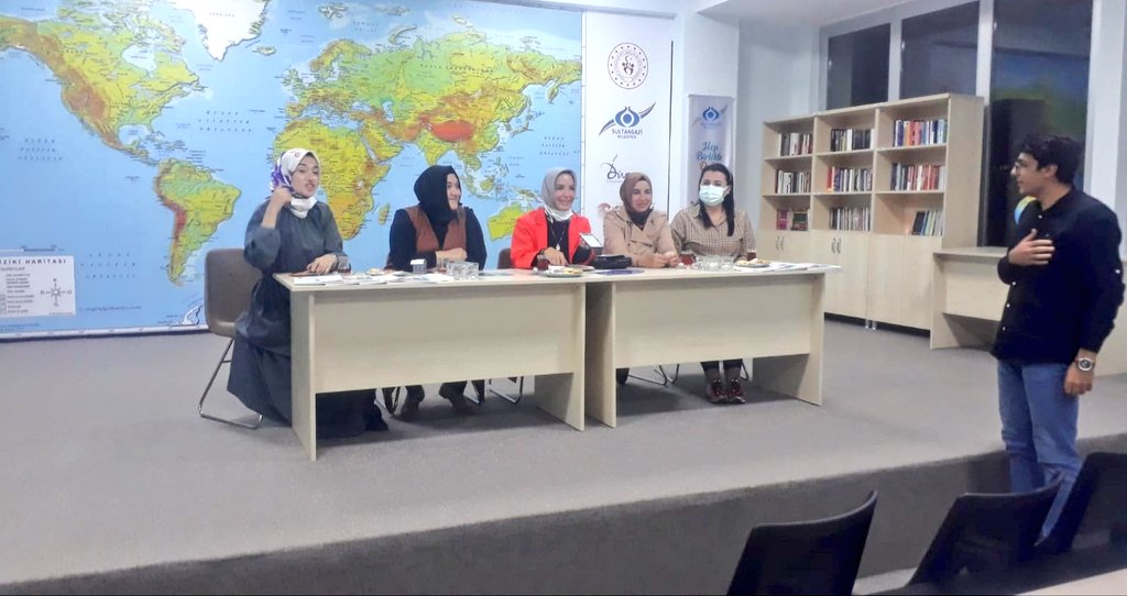 serapyahsiyasar's tweet photo. Sultangazi Gençlik Merkezinde @GencDiplomasiA ve @diplomasikahve projesinden gençlerimizle buluştuk. Göç, dünya ve ülke siyaseti sohbetimize @gencliksporbak Bakanımız Sayın @kasapoglu da telefonla katıldı. https://t.co/mAf5e0hUyX