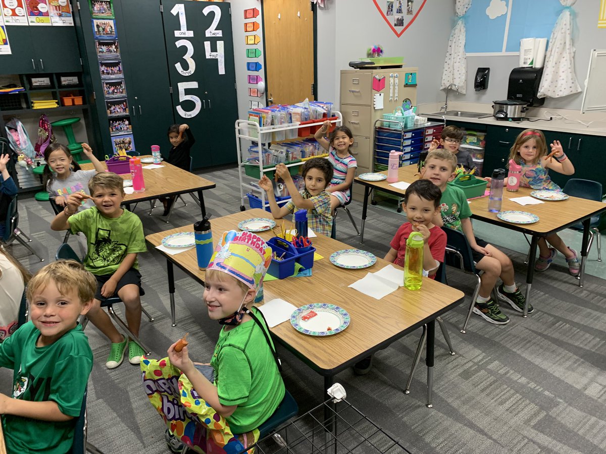MrsBonfieldRES's tweet photo. Learning about the letter O is fun when you get to have “octopus stew” for snack 🌭🐙 @rockenbaughES https://t.co/D4Kd5tsbET