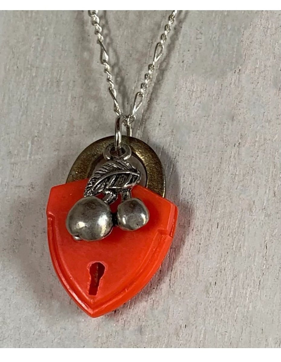 DETROITTRASH's tweet photo. !970's Red Shaped Heart vintage necklace with cherry Charm

https://t.co/bEFIobwsYO
or
detroittrash on Etsy https://t.co/spuouIyi7c
