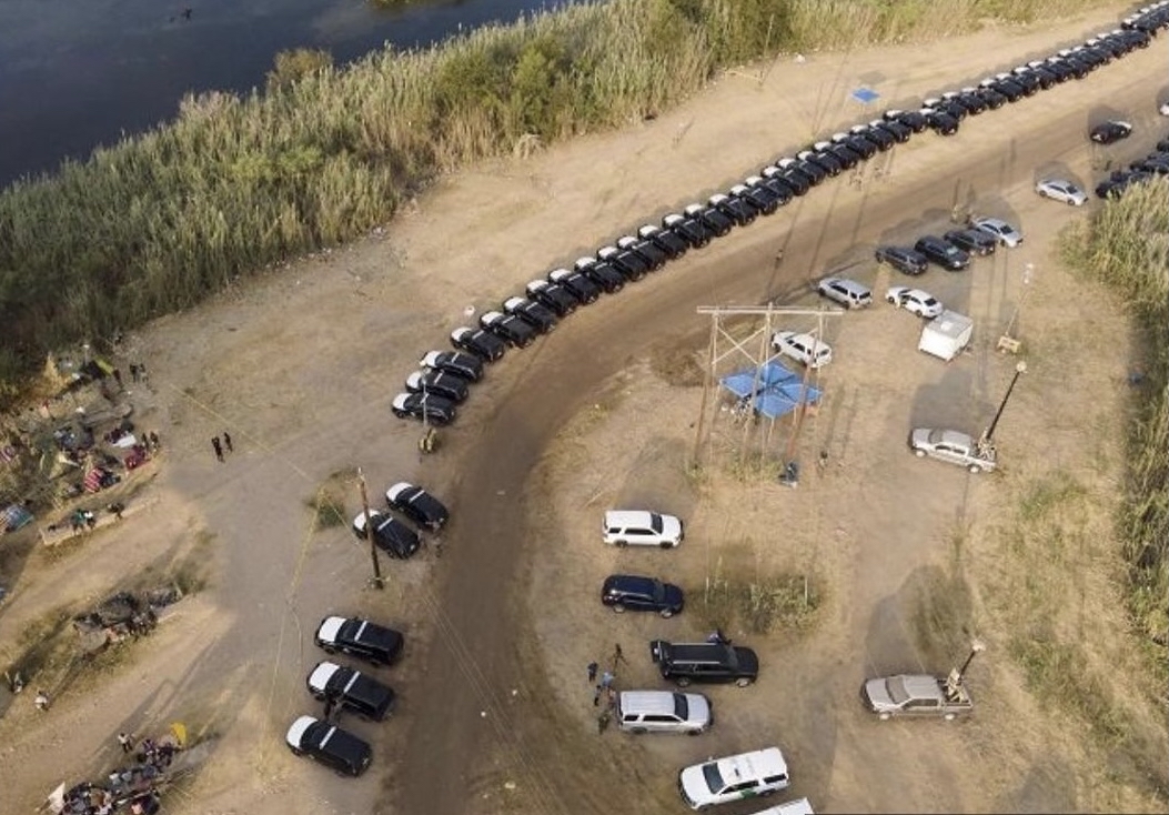 redfuturenews's tweet image. 🚨🚨🚨 BREAKING 🚨🚨🚨
The Texas National Guard and state troopers lined the border with their vehicle’s up and created a line that protects miles.
-
@redfuturenews 
Fueled by Patriots.
-
#redfuture #news