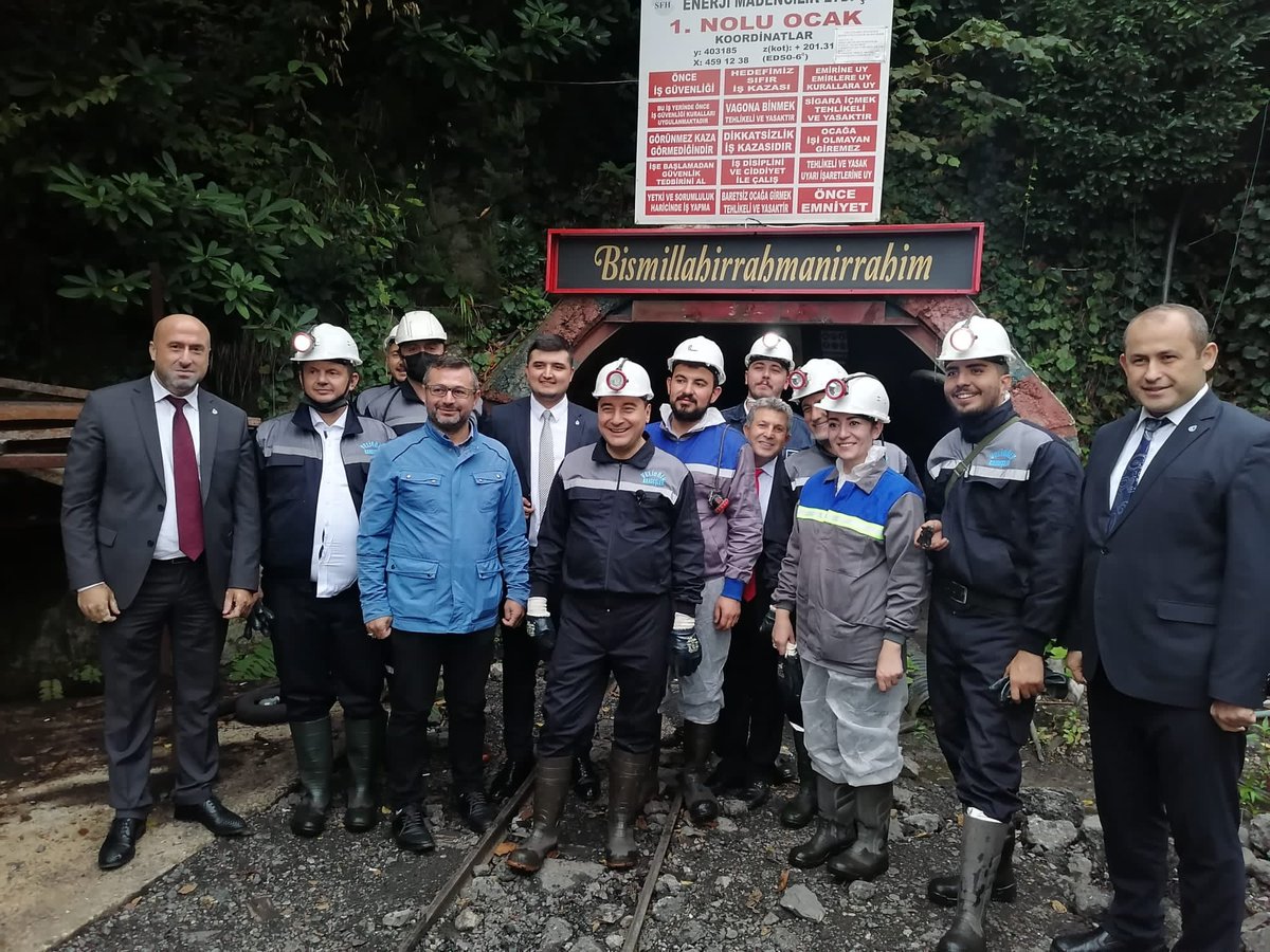 AliUfukYasar's tweet photo. Bugün Emeğin kenti Zonguldak ta sn #alibabacan ile birlikte Emekçilerin neler yaşadığını bizzat yaşamak ve görmek için yerin 75 mt altında 3 km #madene girdik💦 https://t.co/cRcDFsgEuF