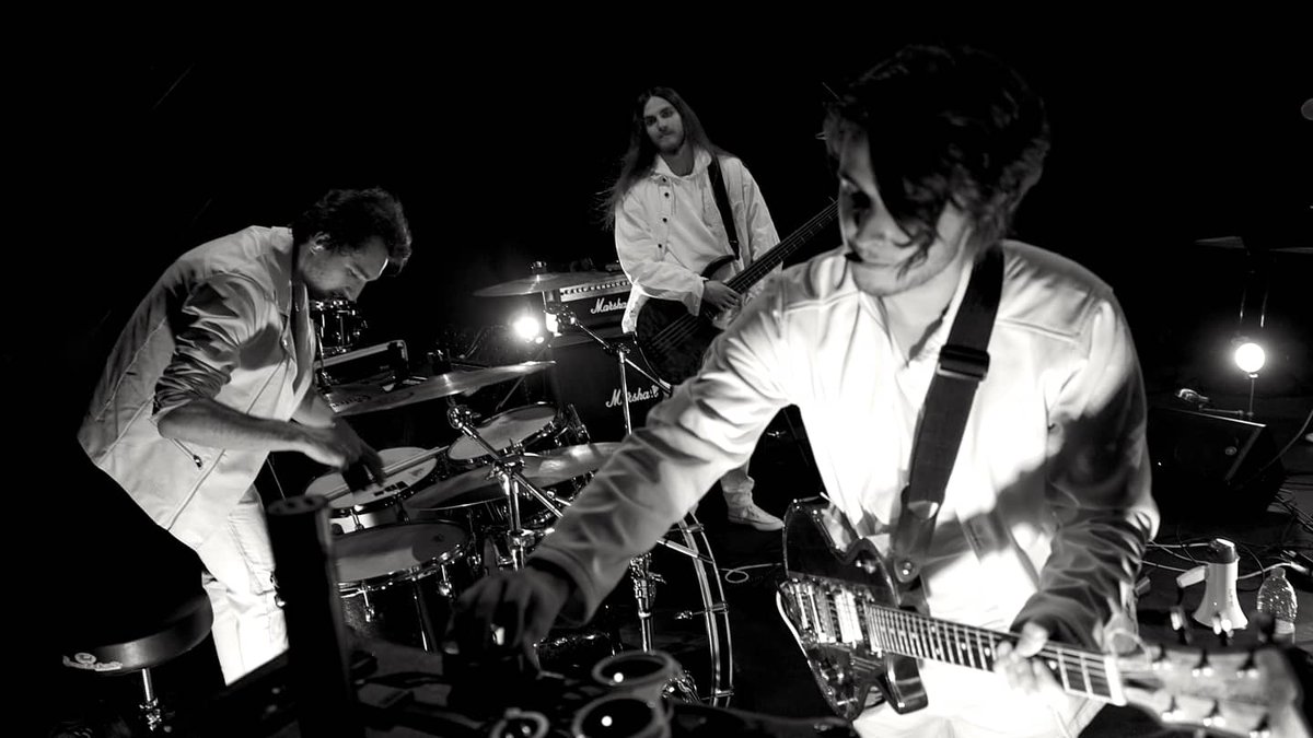 MauvaisSang5's tweet photo. 🇬🇧 We are getting ready to the come back to live music, we will soon have dates to reveal to you ⏳👀
#decembersquare #newsingle #decor #label #newproject #soon #shooting #photo #collaboration #album #newclip #mauvaissang #rock #rockband #night #poetry #poésie #noiserock #live https://t.co/0nic6ZFbmV