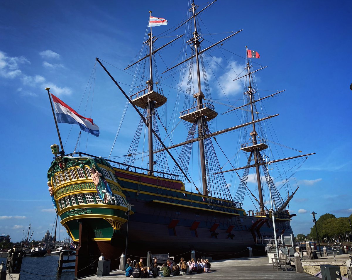 EllenKoenen's tweet photo. Wat is het toch een luxe om met je brugklassers naar het Scheepvaartmuseum te kunnen fietsen voor een teambuildingsactiviteit.
Geef mij maar Amsterdam. ❤️ #BOOTkamp https://t.co/WIWbl7W11q
