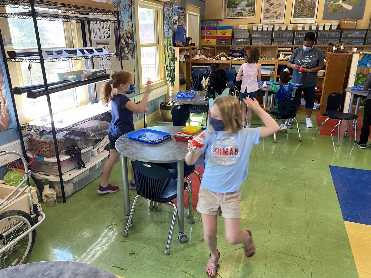 Grant School Maker Fridays!
Mrs. William’s and Mrs. Seek’s All Stars studied seeds.
Some tried Paw paws!!!
We read Ada’s Violin.
We enjoyed art and music from Hispanic artists.
We made shakers!!!!