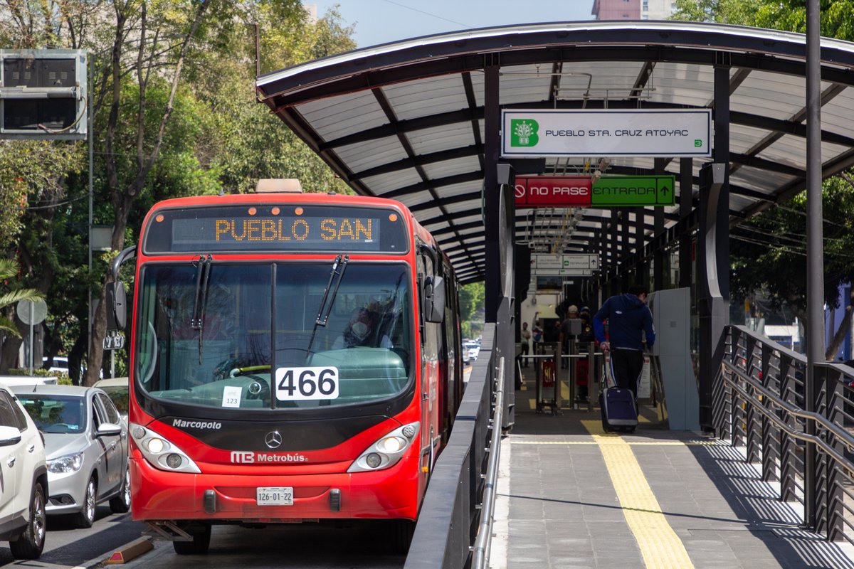 LaSEMOVI's tweet photo. ¡Ka-Chow! 🔴⚡️
 
Nuestro flamante @MetrobusCDMX se ha enchulado con:
🚌 10 unidades 100% eléctricas
🚌 Ampliaciones de las líneas 3, 4 y 5
🚌 Ampliación de las estaciones El Caminero, La Joya y Félix Cuevas
🚌 99% de estaciones con accesibilidad universal
 
#SinAuto, #MejorMB ⚡️ https://t.co/y2F0QTh3dW