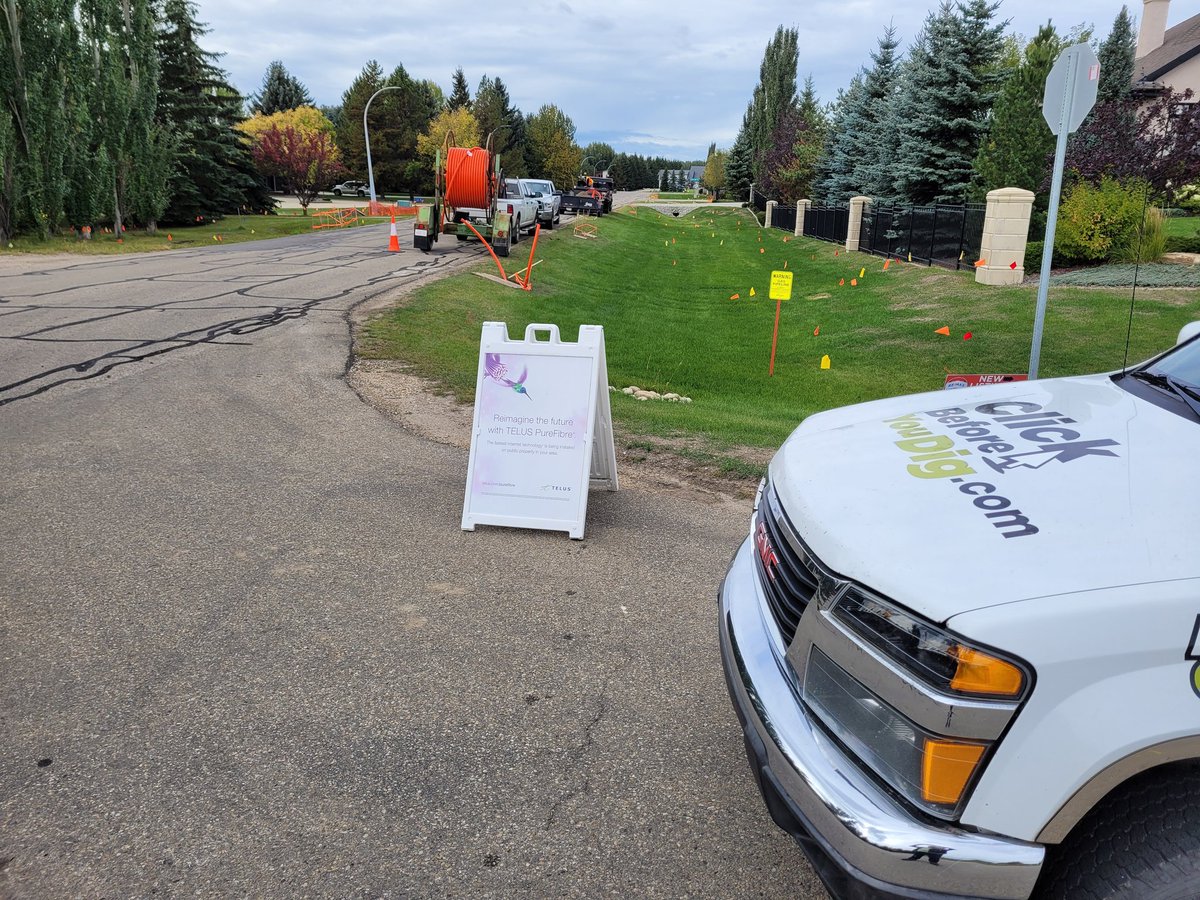 digsafeyeg's tweet photo. Evan Kacevychius and his team assure locates are complete when working on @TELUS Pure Fibre Build . #clickbeforeyoudig #knowwhatsbelow #wherestheline #AlbertaOnecall #eapuoc #ATCO https://t.co/Oai3oVCL9K