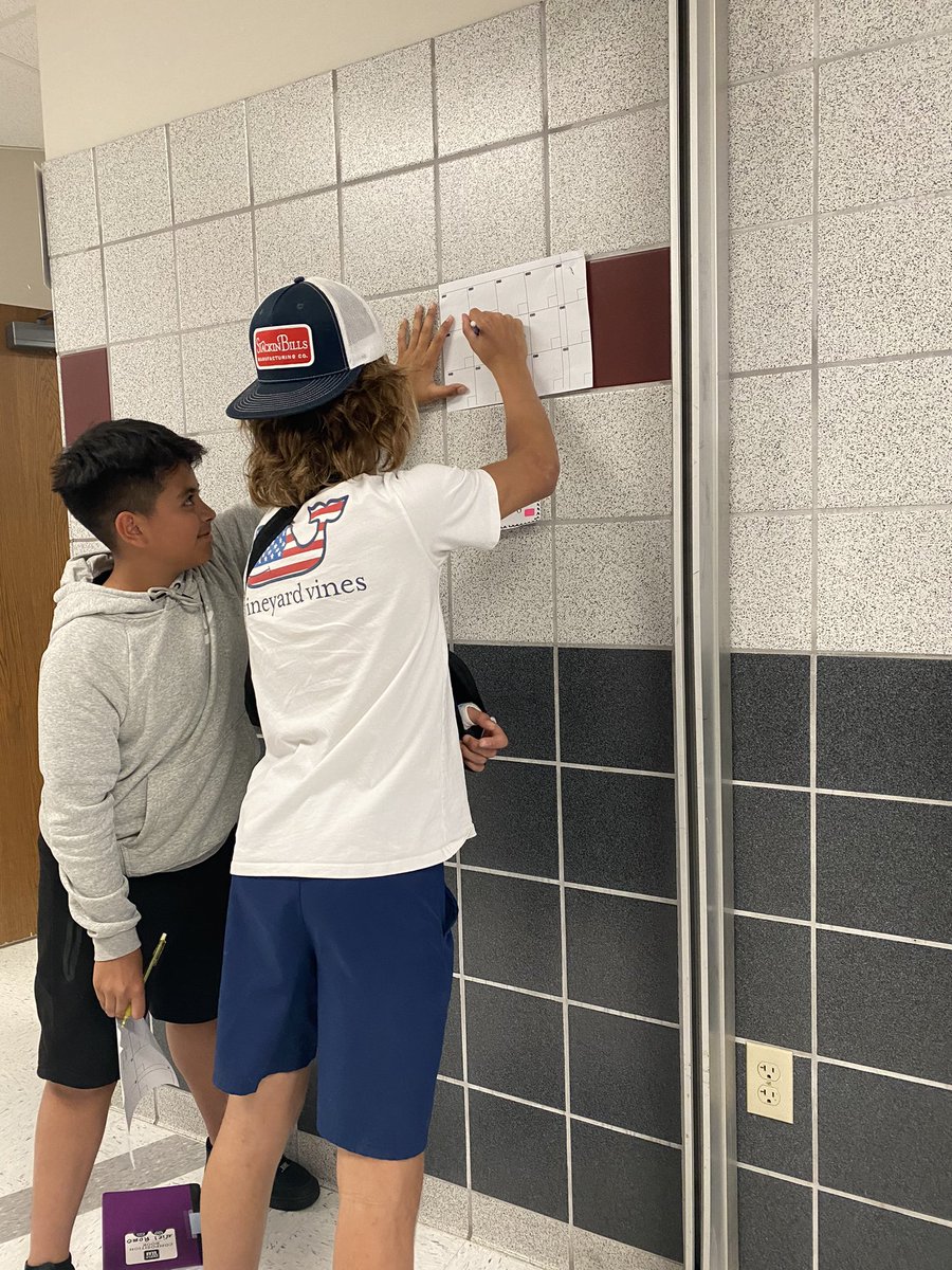 KWilliamsRCHS's tweet photo. Teamwork happening in 6th grade math! Our students are so sweet and helpful to their classmates! ❤️ @OBMSbulldogs @RoyseCityISD https://t.co/bnV8YGsgUm