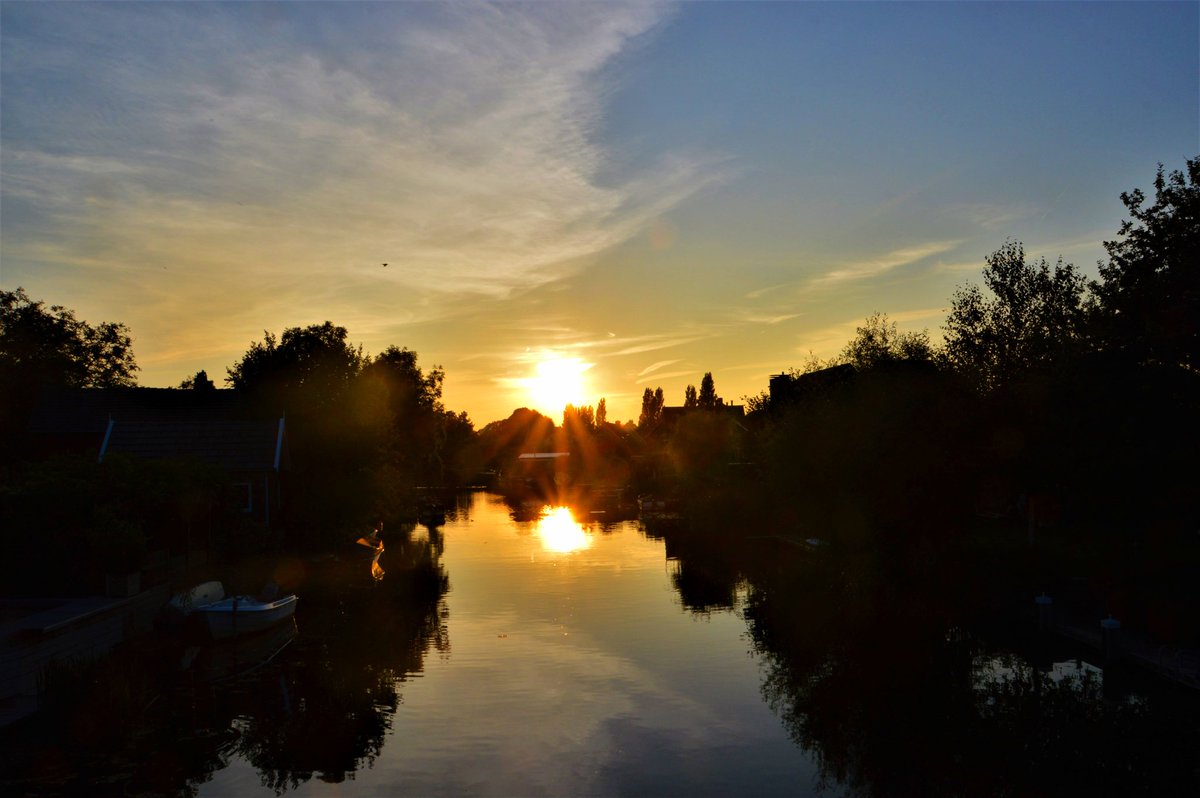 johan_klos's tweet photo. Goedenavond de #zonsondergang bij #oudalblas over de #alblas in de #alblasserwaard #weerfoto #nikon3200d ππββοΈπββοΈ https://t.co/gNyJPKDuDa