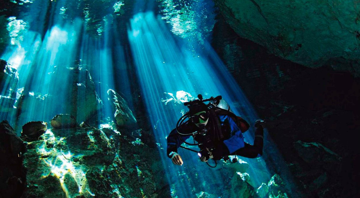 Ein Fluss in einem Fluss - wie geht denn das? Wenn Salz- und Süßwasser aufeinandertreffen, mischt es sich aufgrund der unterschiedlichen Dichte nicht. Es entsteht die Illusion eines Flusses im Fluss. Dies ist in Mexico in der Cenote Angelita anzutreffen. ow.ly/dzTg50G4RlU