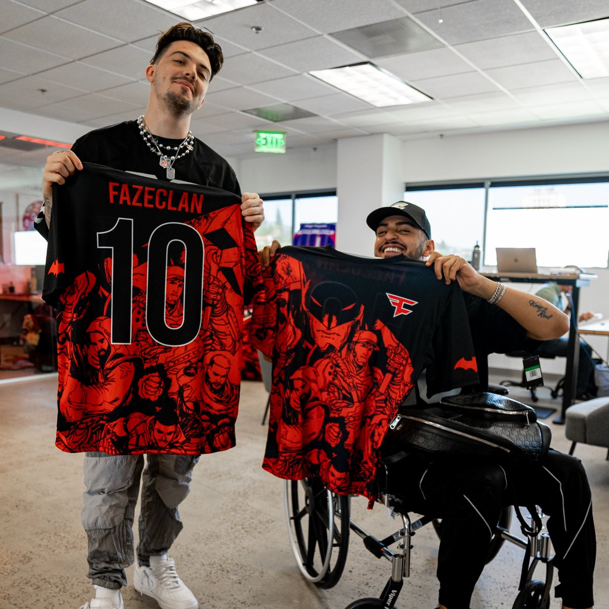 FaZeClan's tweet image. We've got 3 Limited Edition #FaZexBatman jerseys to giveaway before Friday's drop 🦇 

RT and reply with your size for a chance to secure yours
