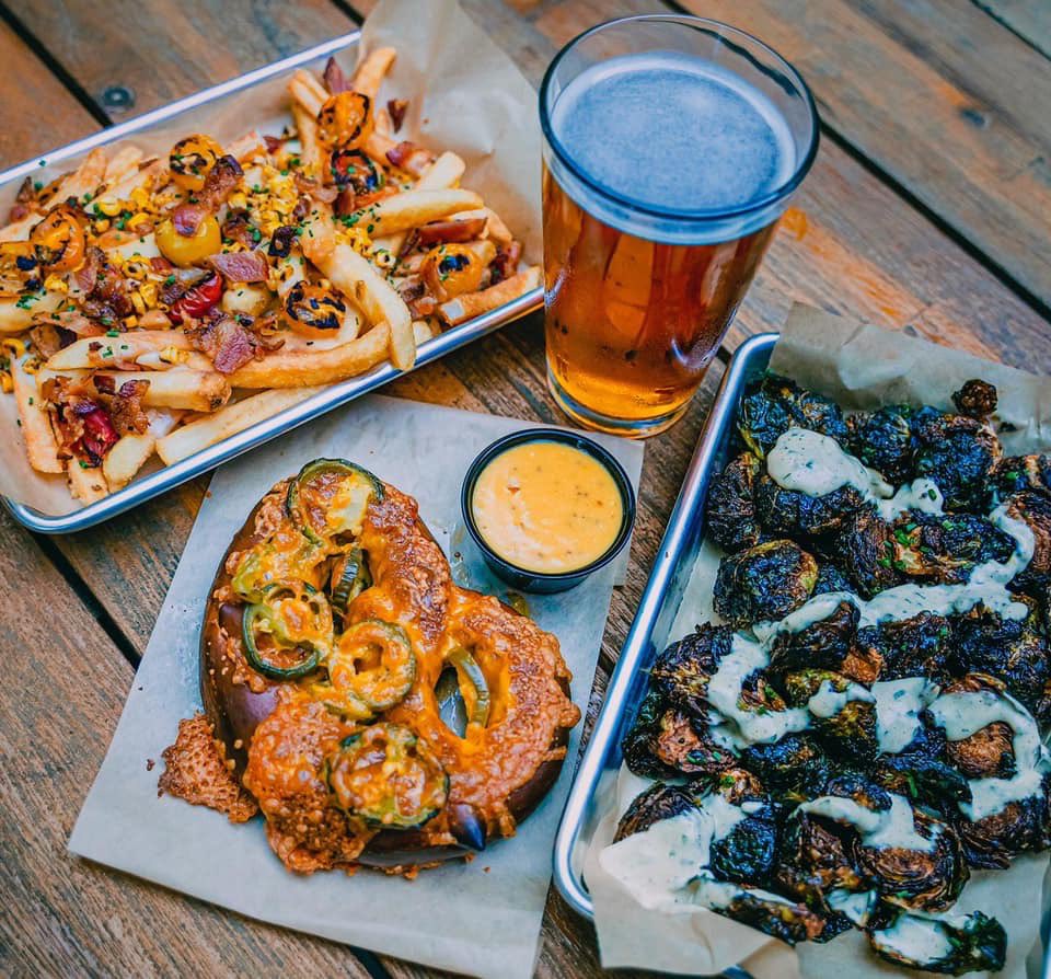 HarlowsNiteclub's tweet photo. Drop your favorite apps below 👇👇👇 (I love brussels sprouts 😋)
#wehavefood #appetizers #pretzels #sprouts #fries #visitsacramento #exploremidtown #sutterdistrict https://t.co/MCmruLV8uO