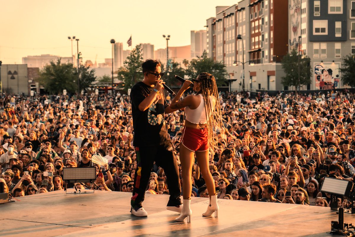 emotionalorange's tweet photo. what a moment. our biggest crowd yet at sunset hour ❤️‍🔥🌅@lifeisbeautiful https://t.co/snCivuP6uN