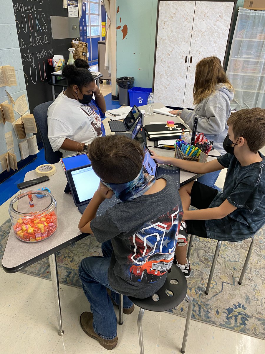 MsCecilySass's tweet photo. Hey @JasonReynolds83 I have the privilege of teaching some of the most creative writers on the Eastern Shore💙💛 Stay tuned for their interpretation of your Write.Right.Rite. series and their voices come to life in writing! @KDorn1119 @PocomokeMiddle https://t.co/bP4MvACYCA