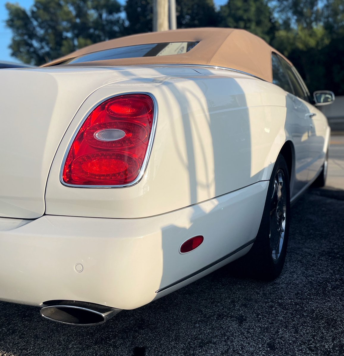 Check out this stunning ‘Glacier White’ 2009 Bentley Azure! A truly stunning automobile that’s on its way to becoming a future classic!

Full post here: instagram.com/p/CUInbAuJtPX/…

#Bentley #BentleyAzure #AMMEDIANY #Rarecar