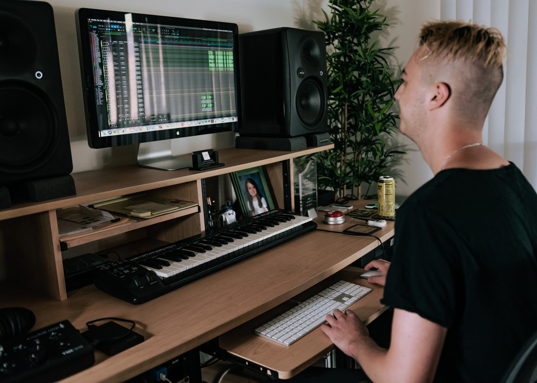 137Productions's tweet photo. Hope everyone is having a productive week! Busy here at the studio crafting some sick jamz.
•
Interested in recording your music? Send a DM or email through the website (link in bio) for more details!
•
[photo credz: @jamiekaufmanphoto] https://t.co/tZEoxaDoE3