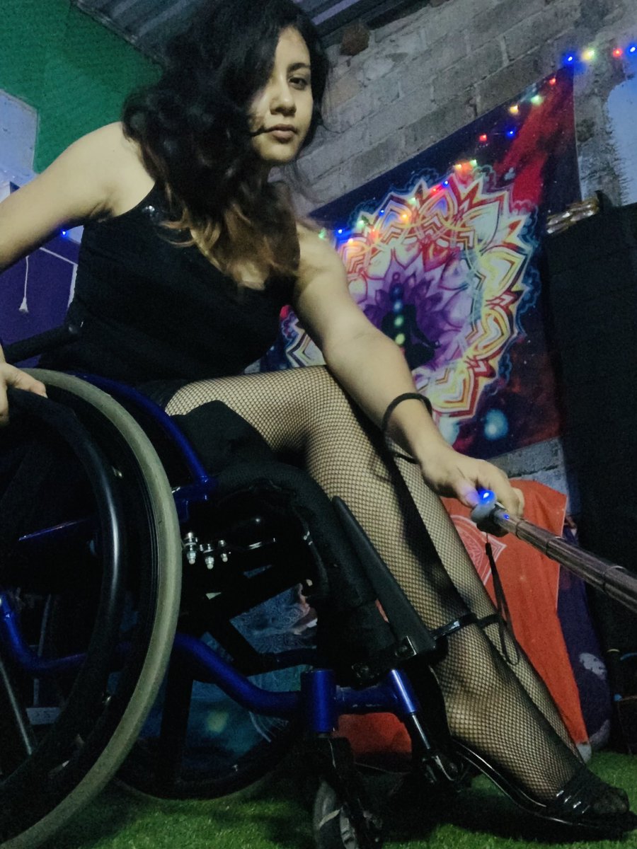 wheelchairkarin's tweet photo. Creo que me va bien el negro no? https://t.co/sd1ZChsmW6 #paraplegicgirl #wheelchair #wheelchairgirl #paralized https://t.co/iFOoKj9sMw