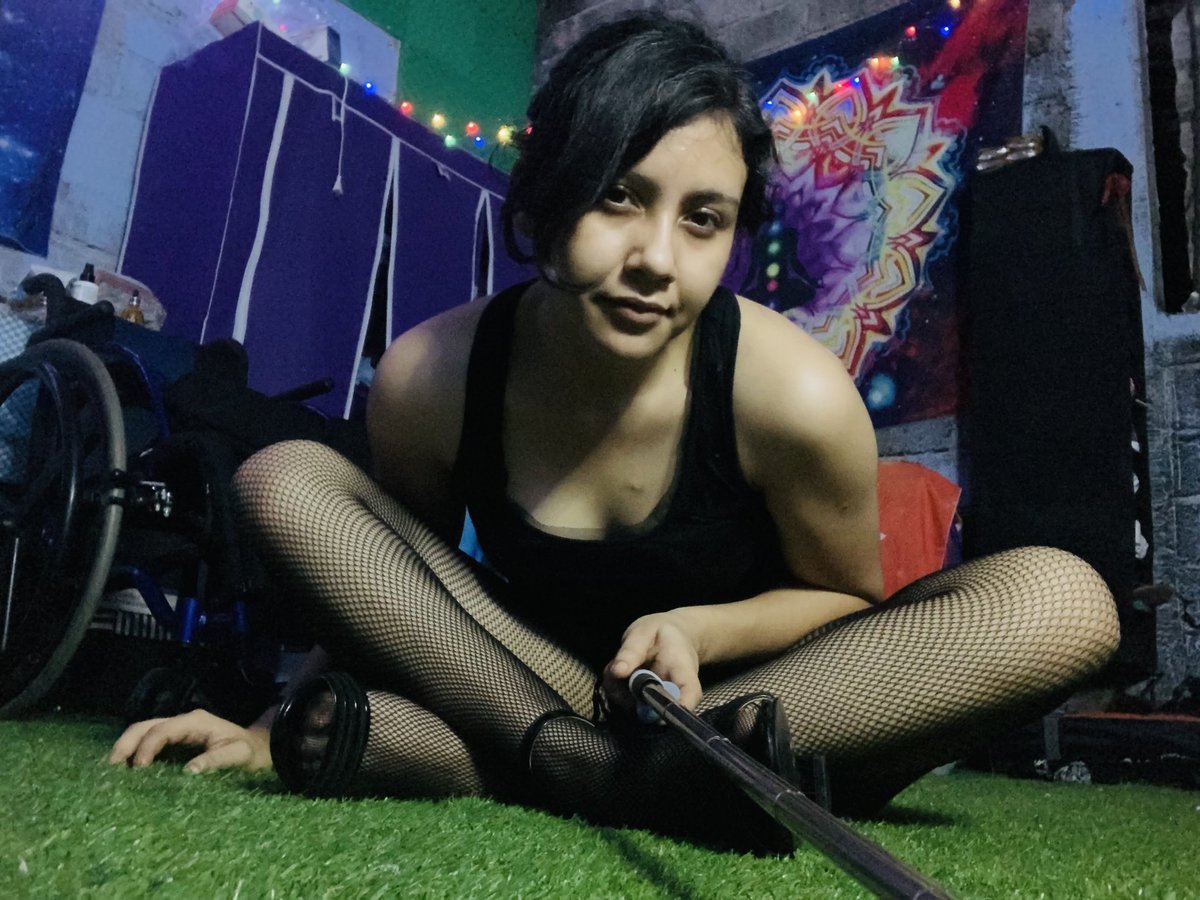 wheelchairkarin's tweet photo. Creo que me va bien el negro no? https://t.co/sd1ZChsmW6 #paraplegicgirl #wheelchair #wheelchairgirl #paralized https://t.co/iFOoKj9sMw