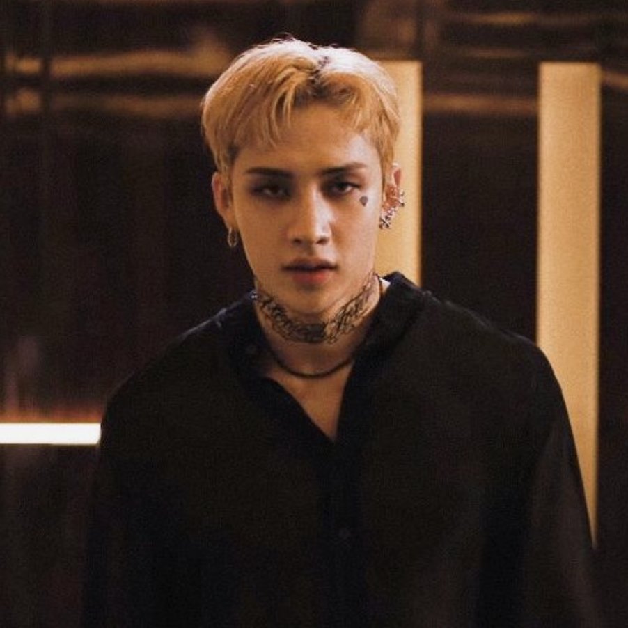 Ред лайт stray kids. Хенджин stray kids 2023. Red lights stray kids клип. Hyunjin and bangchan red lights. Бан чан.