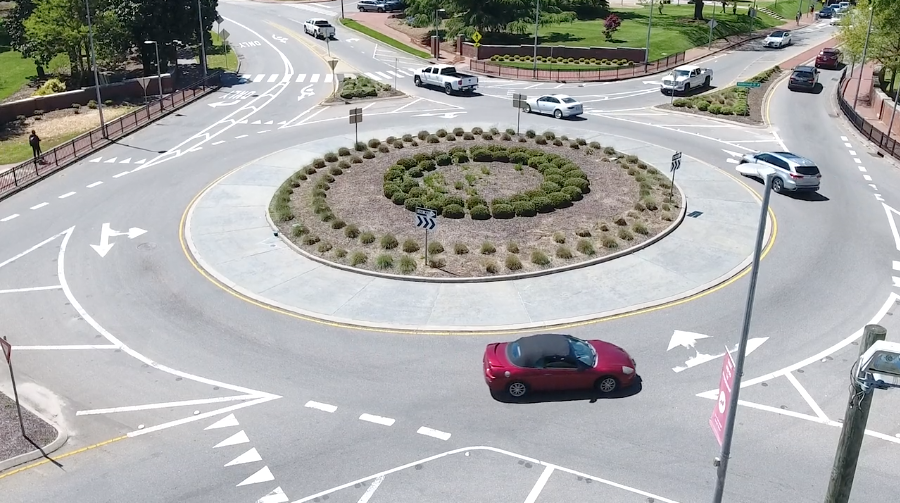 NCDOT's tweet photo. Safety First: A 2020 study after roundabouts replaced 13 NC intersections on 55 MPH roads:
Crashes ⬇️ 41%
Fatal & injury crashes ⬇️ 79%
Front-impact crashes ⬇️ 62%
#RoundaboutWeek https://t.co/Bck3VOkMky